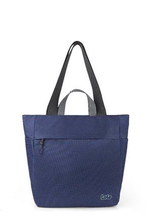 Bolso de mano marino con tela texturizada, asas negras duales, bolsillo frontal con cremallera y logotipo que adorna la parte inferior derecha.