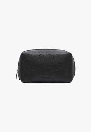 Czarna, teksturowana, skórzana prostokątna saszetka zapinana na suwak z metalowym, srebrnym suwakiem oraz subtelnie wytłoczonym logo marki na froncie.