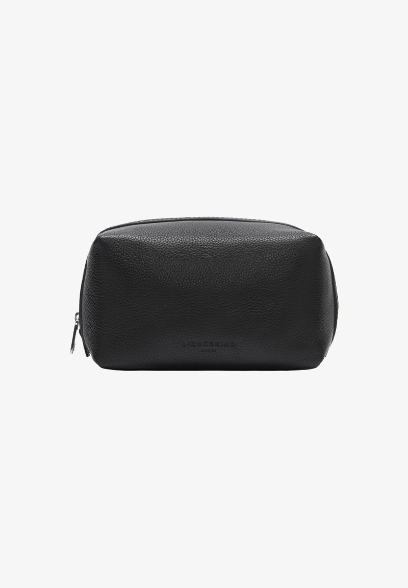 Trousse rectangulaire en cuir noir texturé avec une fermeture éclair argentée et un nom de marque discrètement embossé à l'avant.