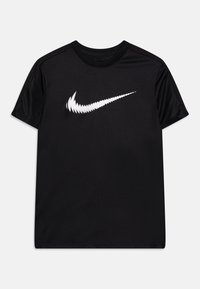 Czarny sportowy t-shirt z krótkim rękawem z białym logo Nike Swoosh, z wzorem w zygzak, okrągłym dekoltem i lekkim, przewiewnym materiałem.