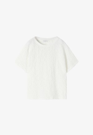 Haut blanc à manches courtes avec un tissu texturé et froissé. Doté d'un col rond et d'une coupe décontractée. Design simple et sans embellissements.