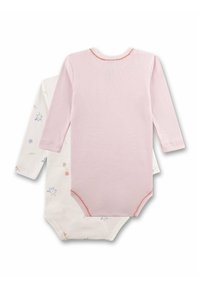 Twee lange mouw baby-bodysuits, de ene effen lichtroze met oranje afwerking, de andere wit met kleine blauwe en oranje vogel- en bloemafdrukken.
