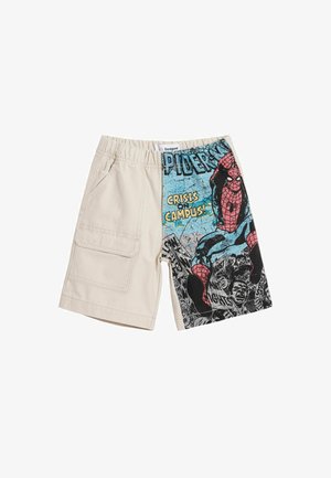 Pantalones cortos beige con un gran bolsillo frontal en una pierna y un colorido estampado de cómic de Spider-Man en la otra pierna.