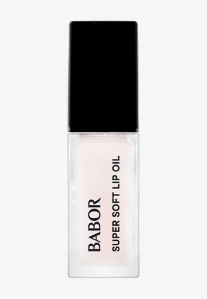 Gennemsigtig glasflaske med en sort kapsel; indeholder lyserødt læbeolie, mærket "BABOR SUPER SOFT LIP OIL" med fed sort tekst.