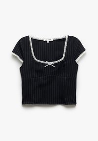 Sort pinstribet kortærmet top med firkantet halsudskæring, hvidt blondertrim og en front sløjfedetalje. Lavet af et tekstureret stof.