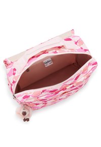 Sac rose à motif avec des accents blancs, fermeture éclair et un porte-clés en forme d'animal en peluche. L'intérieur est beige et spacieux.