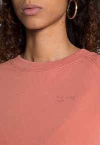 Marc O'Polo DENIM RAGLAN LONGSLEEVE SLITS AT SIDESEAM - Camisola - raw clay