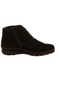 Schwarze Wildleder-Ankle Boots mit einem seitlichen Reißverschluss, schnürbarem Vorderteil, strukturiertem Obermaterial und einer dicken Gummisohle.