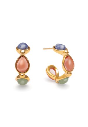 Boucles d'oreilles créoles en or avec trois pierres polies en bleu, pêche en forme de goutte, et vert, disposées verticalement.