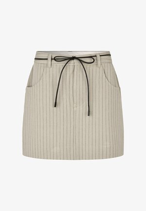 Világosszürke csíkos szoknya, két oldalsó zsebből áll, állítható fekete zsinór derékrésszel és sima textúrával.