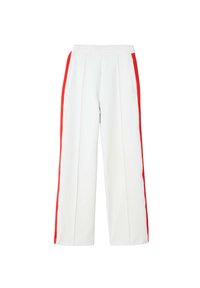 Pantalones anchos blancos con un frente plisado, que presentan franjas laterales rojas y una cinturilla elástica. Textura suave, sin herrajes visibles.