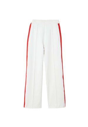 Białe spodnie o szerokich nogawkach z plisowanym przodem, z czerwonymi paskami po bokach i elastycznym stanem. Gładka tekstura, brak widocznych elementów metalowych.