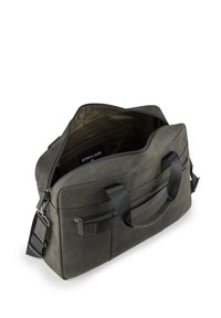 Maletín de cuero gris oscuro con forma estructurada, asas dobles, correa desmontable y bolsillos exteriores con cremallera. Textura suave con un diseño minimalista.