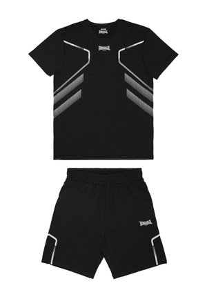 Conjunto deportivo negro con camiseta de manga corta y pantalones cortos, con acentos geométricos blancos y el logotipo de Lonsdale London en el pecho y la pierna.