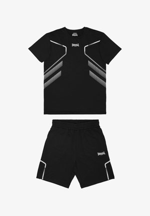 Conjunto deportivo negro con camiseta de manga corta y pantalones cortos, con acentos geométricos blancos y el logotipo de Lonsdale London en el pecho y la pierna.