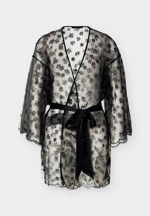 Crni prozirni čipkani ogrtač s cvjetnim uzorkom, rukavi do pola podlaktice, valoviti rubovi i satenska vrpca vezana u struku.