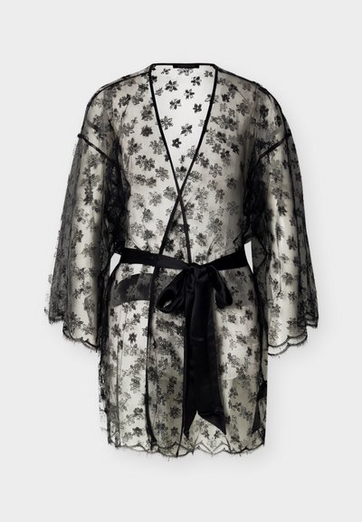 Μαύρο διάφανο δαντελένιο ρόμπα με λουλουδάτο μοτίβο, μανίκια τριών τετάρτων, κυματιστές άκρες και σατέν ζώνη δεμένη στη μέση.