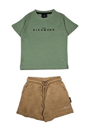 T-shirt in cotone verde con la scritta "JOHN RICHMOND" in nero, abbinato a pantaloni corti in cotone beige con vita elastica e tasche.