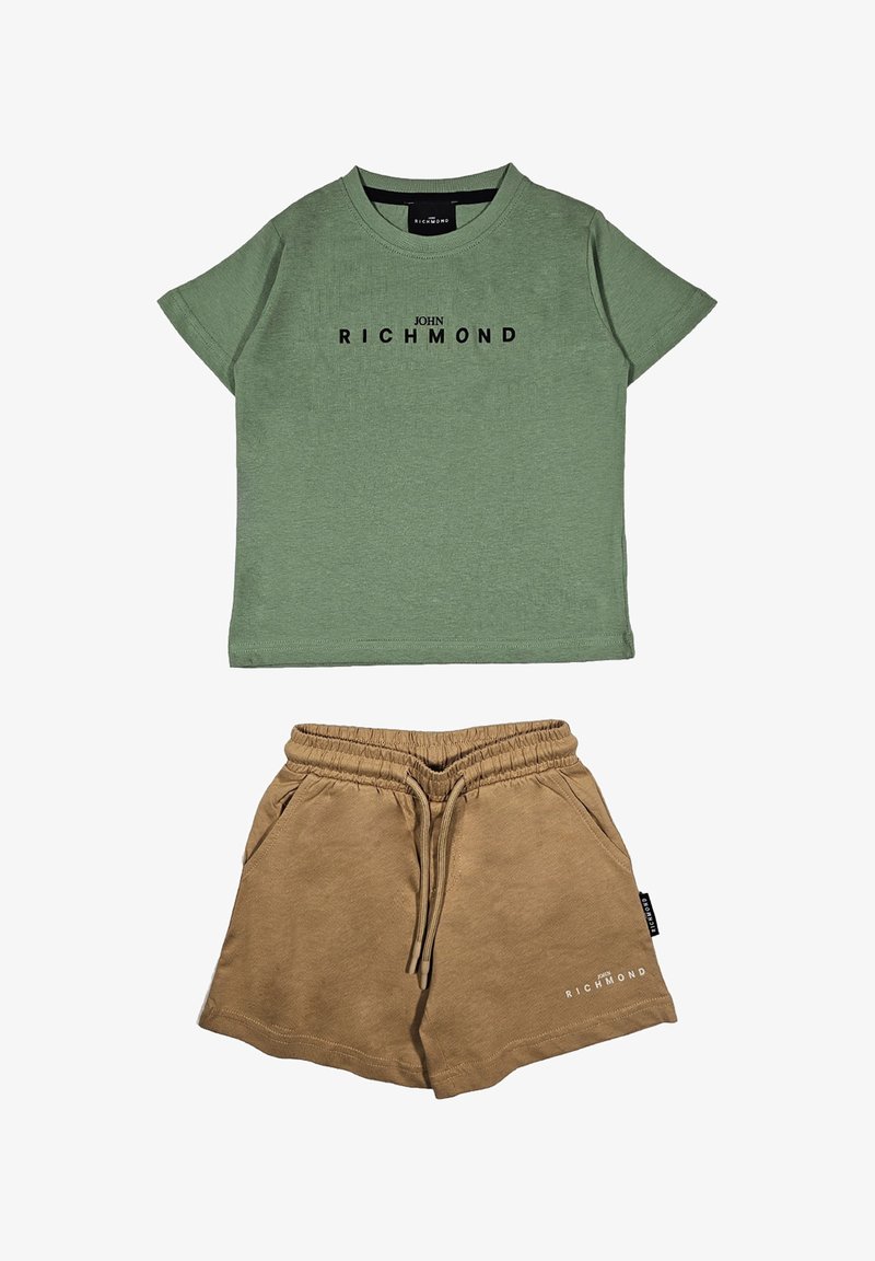 T-shirt in cotone verde con la scritta "JOHN RICHMOND" in nero, abbinato a pantaloni corti in cotone beige con vita elastica e tasche.