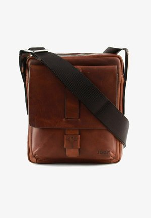 Borsa a tracolla in pelle marrone con chiusura a pattina, tracolla in tessuto, logo impresso e texture liscia. Presenta un design minimalista.