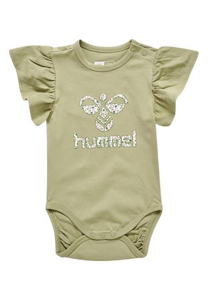 Grüner Baumwollbody mit kurzen Rüschenärmeln. Mit einem floral gemusterten Logo und dem Text "hummel" in mehrfarbigem Druck. Druckknopfverschluss am unteren Ende.