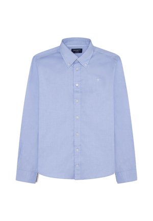 Jasnoniebieska koszula z długim rękawem, kołnierzykiem na guziki, białymi guzikami i subtelnym haftowanym logo na lewej piersi. Gładka tekstura materiału.