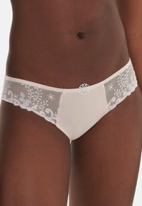 Panties mit Spitzenbesatz in sanftem Beige und floralem Stickerei-Akzent, ausgestattet mit einem durchsichtigen Netz-Seitenpaneel und einer glatten Stofffront.
