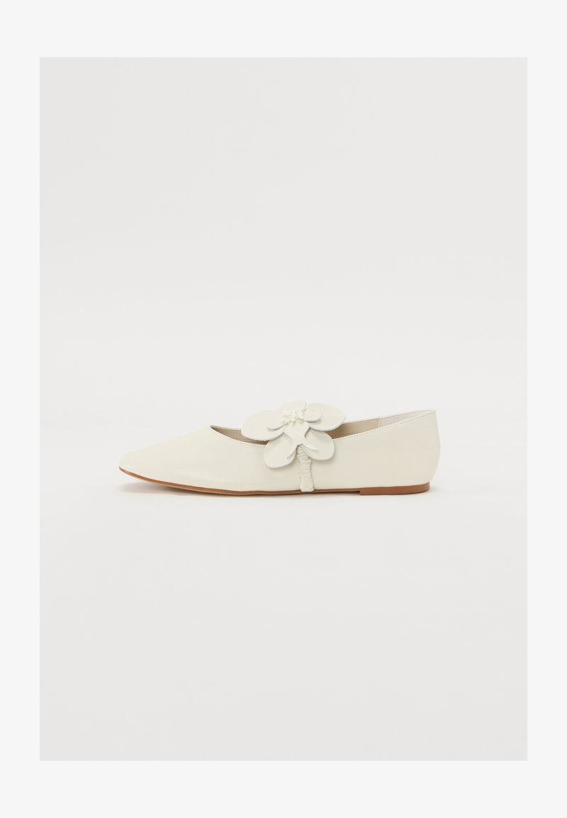 Weißes Leder-Balletschuh mit spitzem Zehenbereich, ausgestattet mit einem großen Blumenakzent an der Vorderseite und einer schlanken Sohle. Glatte Textur und minimalistisches Design.