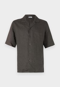 Camicia a maniche corte, con colletto in lino grigio scuro, dotata di taschino sul petto e chiusura frontale con bottoni. Texture liscia, vestibilità rilassata.