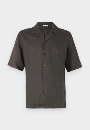 Tīsa ar īsām piedurknēm, ar apkakli, tumši pelēkā linā, ar krūšu kabatu un priekšējo pogu aizdari. Gluda tekstūra, brīvs piegriezums.