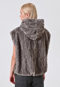 Gilet senza maniche in pelliccia sintetica grigia con cappuccio, caratterizzato da una superficie testurizzata e una vestibilità comoda, che presenta un motivo a strati nel tessuto.
