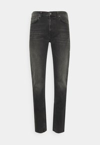 Černé džíny v rovného střihu, s poutky na opasek, předními kapsami a umytou texturou, zakončené knoflíkovým zapínáním.