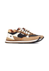 Zapatillas marrones y blancas con una mezcla de ante y malla, que presentan detalles en negro, cordones blancos y una suela texturizada, mostrando un diseño retro.