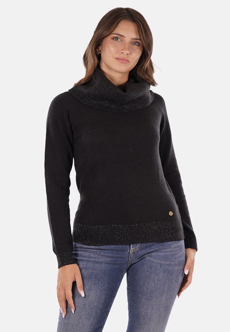 Maglione nero con collo a cowl, realizzato in un tessuto morbido e testurizzato, con dettagli lucidi all'orlo. Presenta maniche lunghe e un dettaglio circolare con logo in vita.