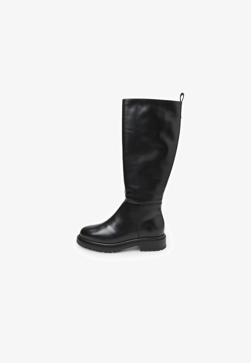 Bota de cuero negro hasta la rodilla con textura suave, punta redondeada y suela resistente. Cuenta con una lengüeta en la parte superior para ponérsela fácilmente.