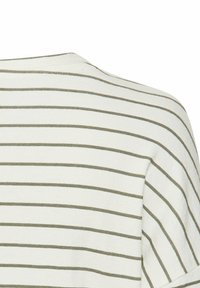 Witte kortemouwtop met groene horizontale strepen, met een relaxte pasvorm, ronde halslijn en zachte, gestructureerde stof.