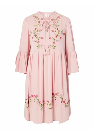 Vaaleanpunainen mekko, jossa on kukkakirjontaa vaaleanpunaisen ja violetin sävyissä, pyöreä pääntie nauhalla, ja kolmas osa kellohihas.