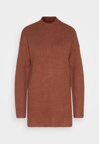 Maglione a maglia color ruggine con collo alto, maniche lunghe e texture a costine. Presenta una vestibilità ampia e un orlo dritto.