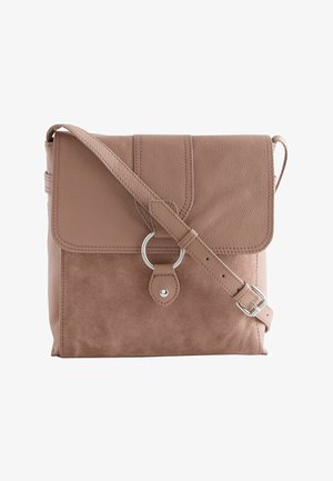 Tumeroosa rihmkotiga käekott, millel on tekstureeritud nahast klapp, seemisnahast kere, hõbedane rõngasdetail ja reguleeritav rihm pandlaga valgel taustal.