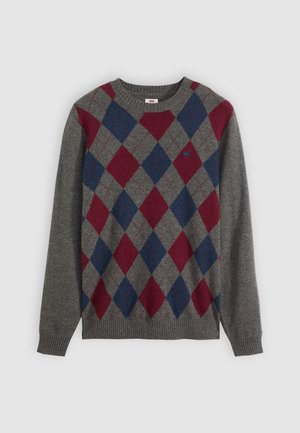 Suéter de punto gris con un patrón de diamantes en rojo y azul, mangas gris sólido, y un cuello y dobladillo acanalados.