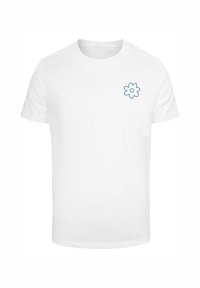 Hvid bomulds T-shirt med rund hals og korte ærmer, med en blå omrids af et blomstermotiv på venstre bryst.
