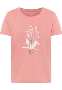 Camiseta de algodón rosa con cuello redondo. Presenta un gráfico blanco de flores y aves, con el texto "MUSTANG TRUE DENIM ESTD 1932" en color azul.