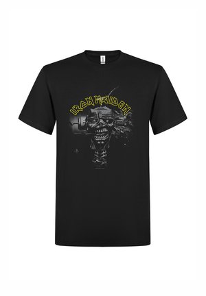Camiseta de algodón negra con un gráfico de una calavera y elementos mecánicos con el texto "Iron Maiden" en amarillo sobre el diseño.