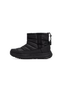 Botas aisladas negras con un empeine acolchado, paneles texturizados y suela de goma. Cuenta con un tirador y un ajuste regulable en la parte posterior.