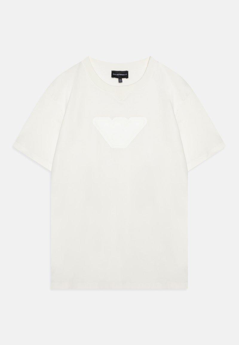 Λευκό βαμβακερό μπλουζάκι με στρογγυλή λαιμόκοψη και κοντά μανίκια, με ανάγλυφο σχέδιο λογότυπου στο κέντρο. Μαλακή υφή, casual εφαρμογή.