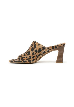 Scarpa mule marrone con tacco alto, macchie nere leopardate e tacco a blocco in legno impilato, design con punta aperta.