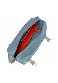 Borsa azzurra chiaro realizzata in materiale morbido, con interno arancione e tasche in rete, e dettagli in grigio sulle cinghie. Chiusura con zip sulla parte superiore.