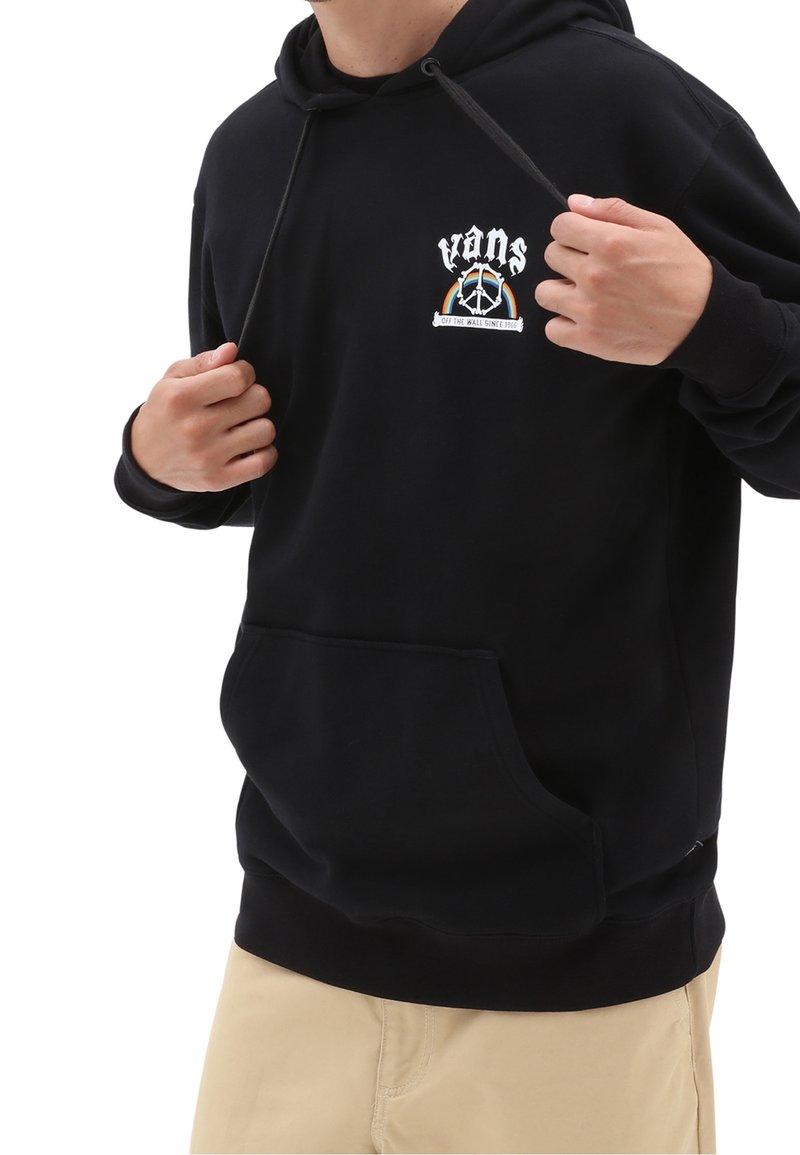 Sudadera con capucha negra hecha de tela suave, con un bolsillo frontal y un diseño de logotipo bordado con acentos coloridos.