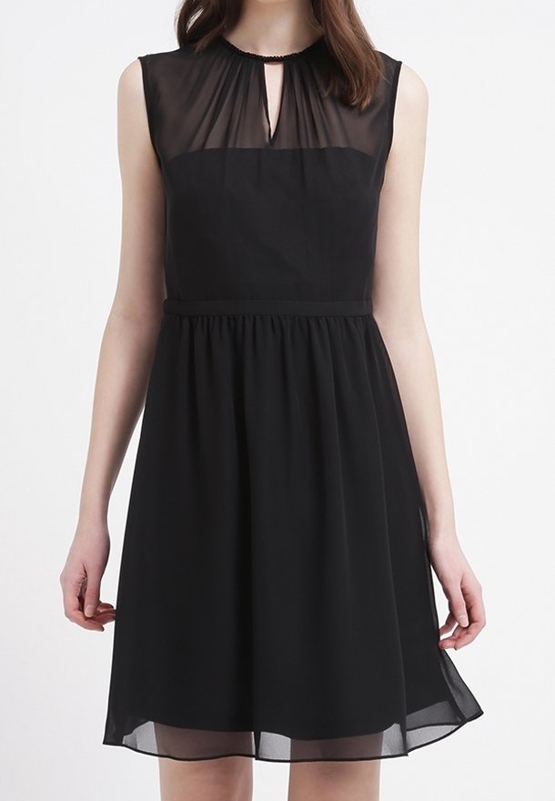 Czarna sukienka z dopasowanym gorsetem i rozkloszowanym dołem. Przezroczysta nakładka przy dekolcie z wycięciem w kształcie łezki, marszczenia w talii.