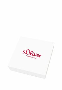 Scatola bianca con finitura lucida e un logo rosso che recita "s.Oliver" con la frase "FASHION FOR LIFE" sotto.